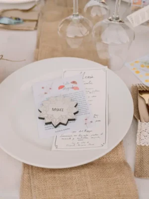 Detalles boda, miel Detalle de mesa en boda rural con decoración cuidada, papelería personalizada y regalos para invitados.