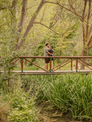 Pareja abrazándose sobre un puente de madera - preboda Pareja abrazándose sobre un puente de madera - preboda