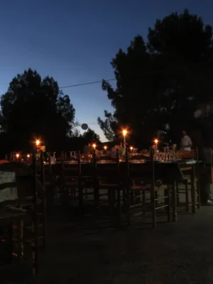 Cena al atardecer bodas El Regajo - Ambiente crepuscular Valencia Atardecer banquete boda El Regajo - Transición día noche con iluminación Valencia